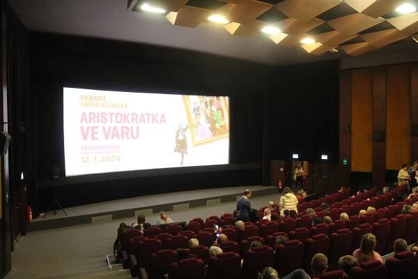 VIDEO: Předpremiéra komedie Aristokratka ve varu vyprodala kino v Kyjově