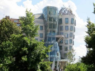 Tančící dům je jednou z mála moderních staveb mezi nejkrásnější památky v Praze