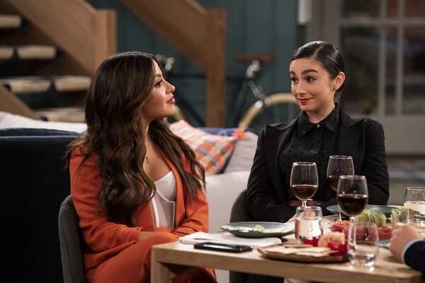 Pěkně chytré - Slyšeli jste to? Chelsea narazila na Margot! - Z filmu - Cinthya Carmona, Molly Ephraim