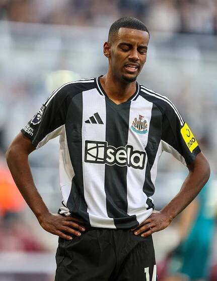NEWCASTLE UPON TYNE, ENGLAND - JANUARY 18: Newcastle United's Alexander Isak reacts during the Premier League match between Newcastle United FC and AFC Bournemouth at St James' Park on January 18, 2025 in Newcastle upon Tyne, England. (Photo by Alex Dodd - CameraSport via Getty Images)