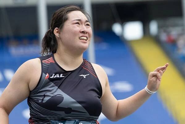 Japonka Haruka Kitagučiová sleduje svůj hod