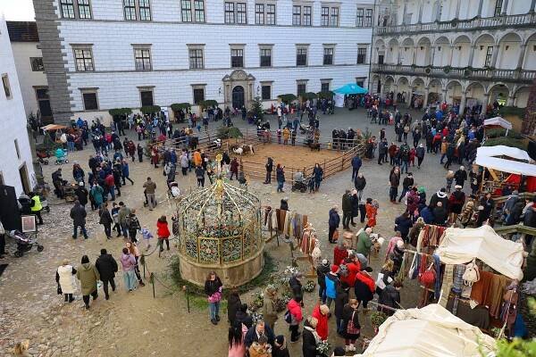 Hradec zaplnily davy návštěvníků adventu na zámku i v centru