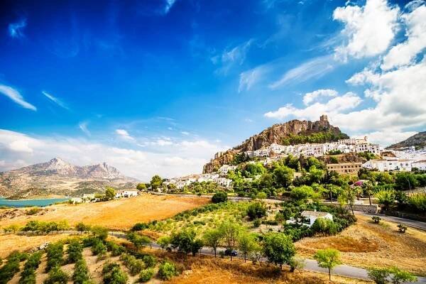 zahara de la sierra se nachází v cádizu, andalusie, španělsko - cádiz - stock snímky, obrázky a fotky