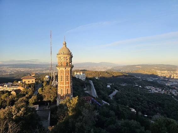 Výhled z terasy chrámu Tibidabo