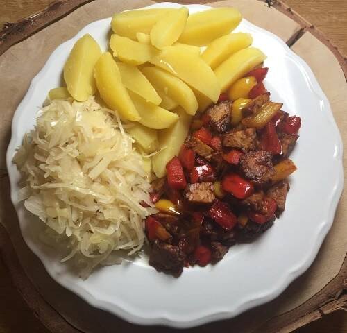Tempeh s bramborami a zelím
