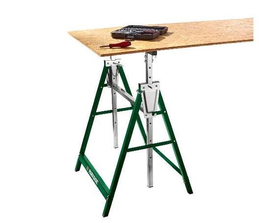 Skládací pracovní stůl Parkside s deskou a nářadím.