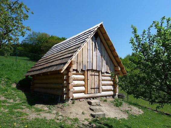 Soubor:Muzeum dřevěného porculánu v Držkové - salašnická koliba.JPG