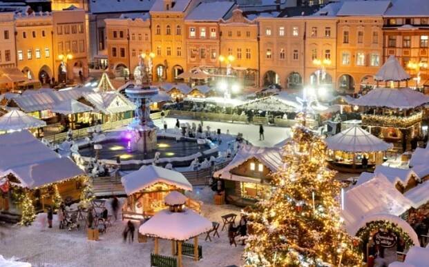 Vánoční čas na jihu Čech rozzáří množství světýlek. Sváteční atmosféra oživí Zoo v Hluboké i Krumlov