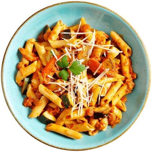 Bolognese-Auflauf in einem schönen, runden, blauen Teller.