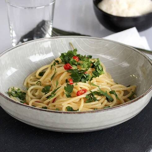 spaghetti with olive oil and red pepper flakes
