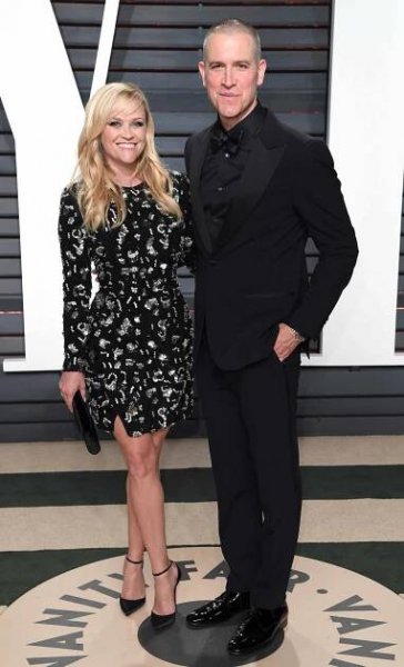 Reese Witherspoon and Jim Toth arrive for the Vanity Fair Oscar Party hosted by Graydon Carter at the Wallis Annenberg Center for the Performing Arts on February 26, 2017 in Beverly Hills, California