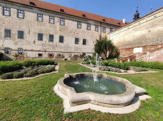 Národní památkový ústav navázal spolupráci se Střední školou stavební Jihlava - Zámek Uherčice