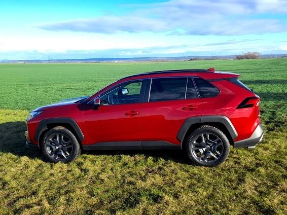 Toyota RAV4. Hybrid nebo Plug-in hybrid? Vyberte si - Autaprozeny.cz