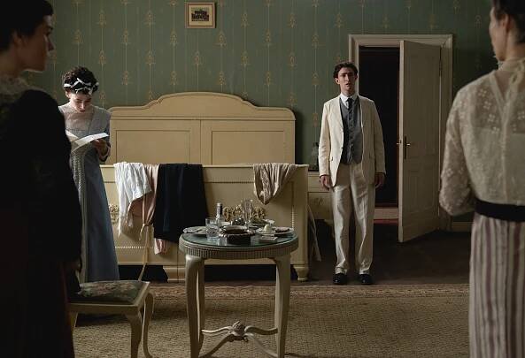 Kafka v barvě noční oblohy. Jak se tvoří kostýmy pro film Franz? | Forbes