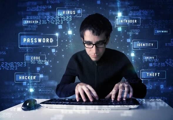 Programování hackerů v technologickém prostředí s kybernetickými ikonami — Stock obrázek