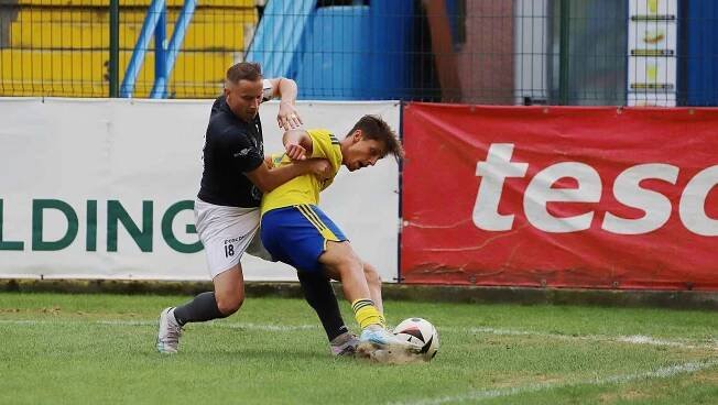 Fotbalisté Zlína B (žluté dresy) ve 4. kole MSFL podlehli na Letné Kroměříži 0:2.
