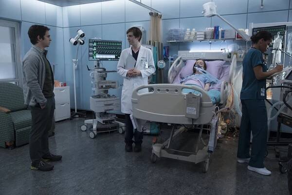 Zachary Gordon, Freddie Highmore, Kacey Rohl - Dobrý doktor - Jablko - Z filmu