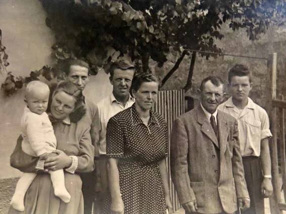 Do svého rodiště v Blatné se Stanislav vždycky rád vracel. Na snímku stojí za svou maminkou, vedle ní pak stojí jeho starší sestra s miminkem.