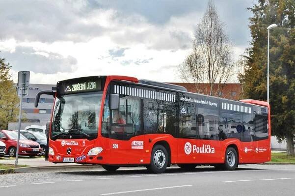 Na linky MHD Poulička v Uherském Hradišti vyjely v dubnu první nové autobusy Mercedes–Benz Citaro K. Postupně se do provozu zařadí devět těchto vozů; duben 2025