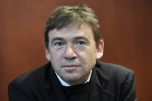 David Nicholls: ‘I didn’t have the confidence to show my work to anyone. That is a regret’