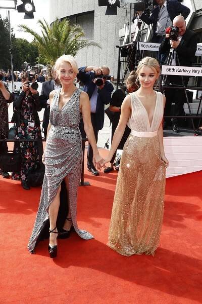 FOTODUEL: Zvolte nekrásnější róbu z filmového festivalu ve Varech