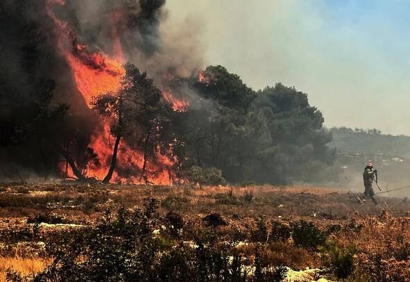 Evropa v plamenech: Zakynthos evakuuje hotely, omezení se dotkla i Čechů. Španělsko hlásí mrtvého