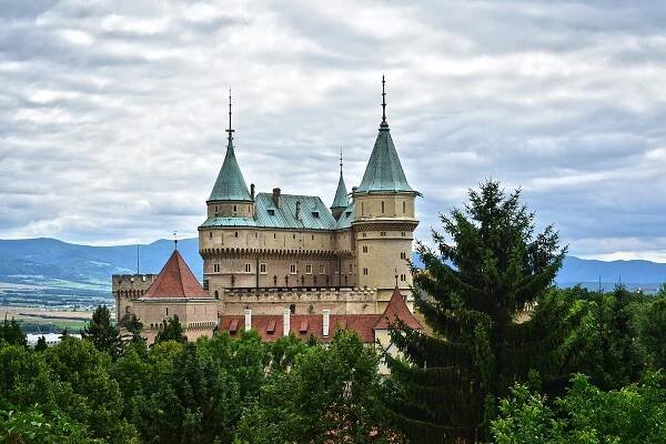 Bojnický zámok - hrad ako z rozprávky - Milujem Cestovanie
