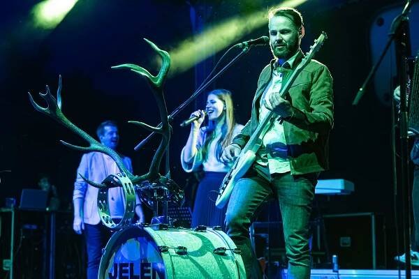Kapela Jelen zahájila Krumlov Open Air 2024. Zaplnila Pivovarskou zahradu