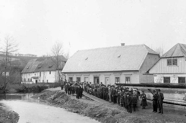 Na Sboře, čp. 263 "U Součkové" v Rychnově nad Kněžnou. Balvisko u jatek, koulení velikonočních vajíček na počátku 20. století.