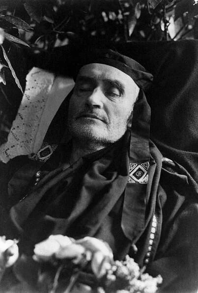 Alfred Schuler in römischer Toga auf dem Totenbett (I)