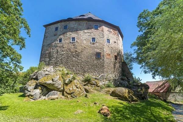 an old castle on top of a rock at Hrad Vildstejn in Skalná
