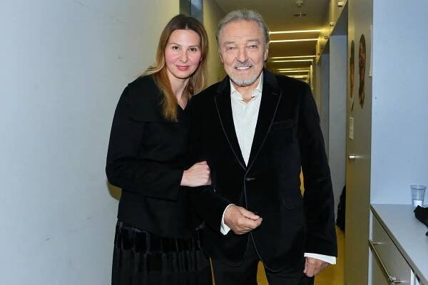 Po viróze ho doprovodila manželka Ivana: Karel Gott na koncertu vystřihl 4 písně Karla Svobody, na pódiu řádil jako zamlada