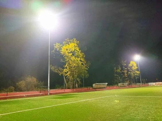 Hodonínští fotbalisté mají nad umělým hřištěm nové osvětlení.