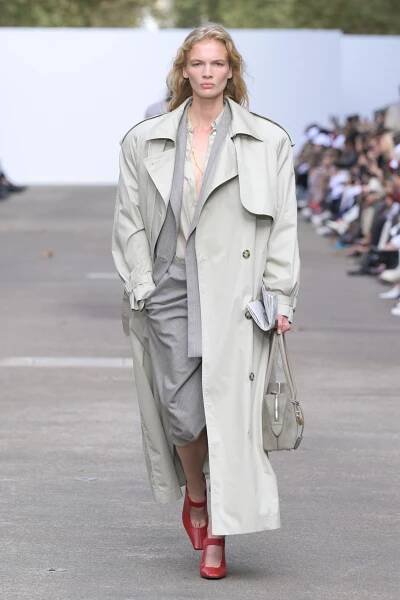 Stella McCartney Spring 2025 Ready-to-Wear Runway, Fashion Show & Collection Review: An ode to birds