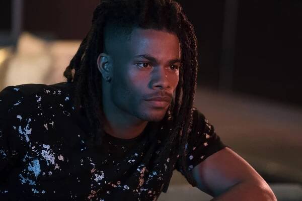 Black Lightning - Kniha následků: 2. kapitola: Trápení Černého Ježíše - Z filmu - Jordan Calloway