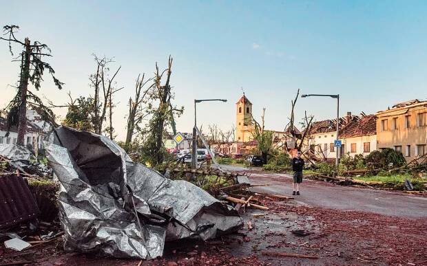 Galerie: VIDEO: Děsivé záběry tornáda. Za pár vteřin odneslo les - Galerie - Echo24.cz