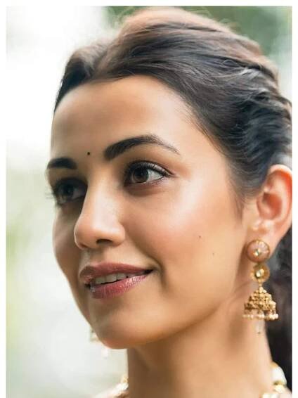 Esha Kansara looks ethereal in THESE pics