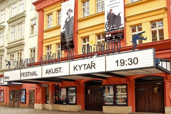 Švandovo divadlo začalo uvádět představení s titulky pro neslyšící