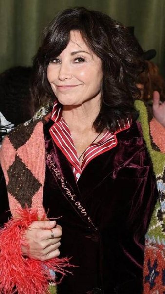 Gina Gershon Bio
