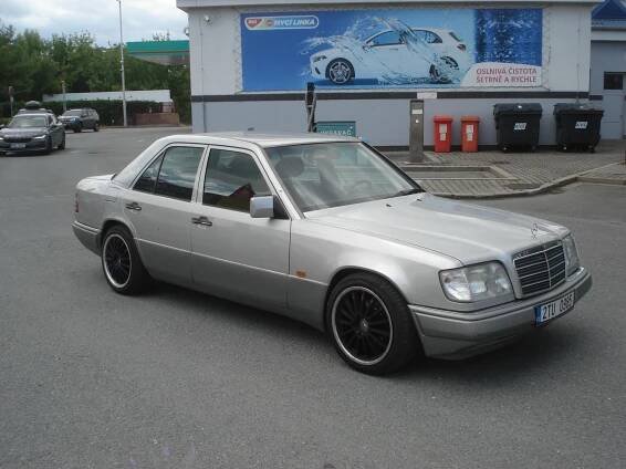 Mercedes-Benz 124, 200 E