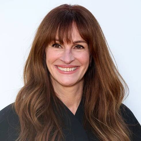 Julia Roberts Debuts Full-On Bangs During Paris Couture Week