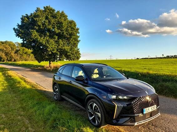 Test DS 7 1,6 PureTech 300 Plug-in hybrid. Auto, se kterým můžete na divadelní premiéru, i do Buše - Autaprozeny.cz