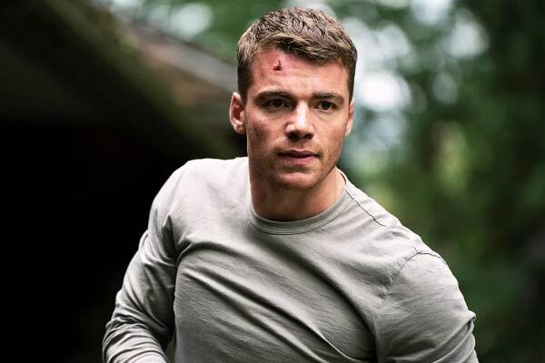 Gabriel Basso as Peter Sutherland on 'The Night Agent'