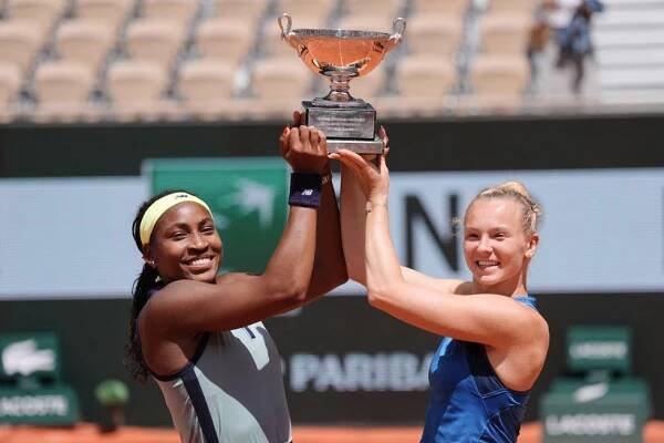 Tenis, WTA, Kateřina Siniaková s Coco Gauff po triumfu na French Open, Roland Garros
