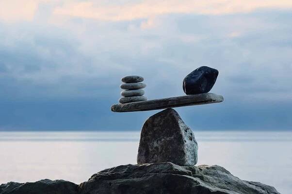 Stáhnout - Symbol vah je vyroben z oblázků na moři balvan — Stock obrázek