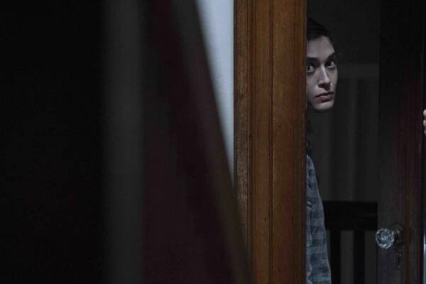 Castle Rock - Dirty (S02E08) (2019) | Galerie - Z epizody | ČSFD.cz