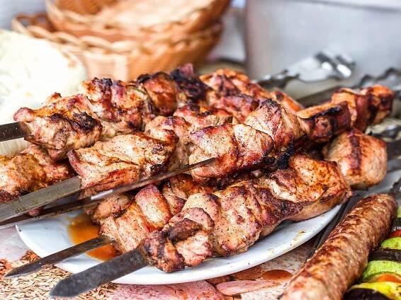 Masový špíz tike kabab je obdobou šašliku či souvlaki
