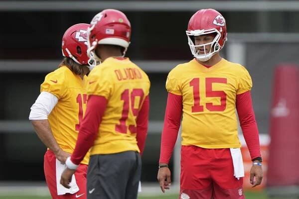 Kansas City Chiefs quarterbacks Patrick Mahomes, Gardner Minshew, and Chris Oladokun at practice.