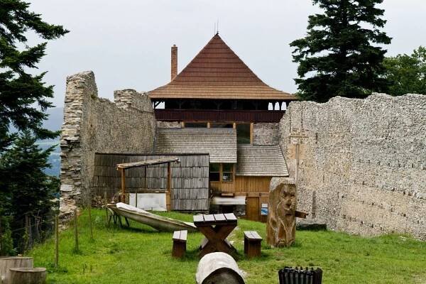 Fotografie - hrad Kašperk-nádvoří - 24.06.2011