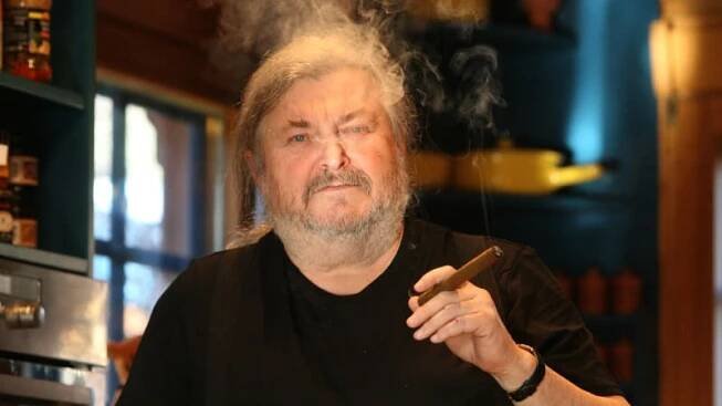 František Ringo Čech žije v útulném dřevěném finském srubu nedaleko Prahy.